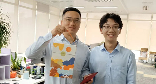 邁安德新員工為指導(dǎo)人送上中秋月餅