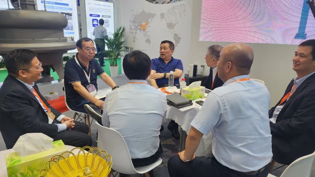 客戶參觀邁安德展位